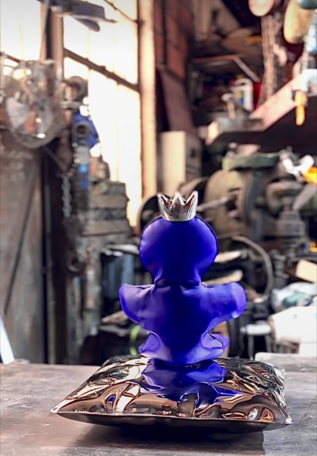 Henri Iglésis — Petit Bonhomme F1 IGBLUE couronné sur coussin poli miroir