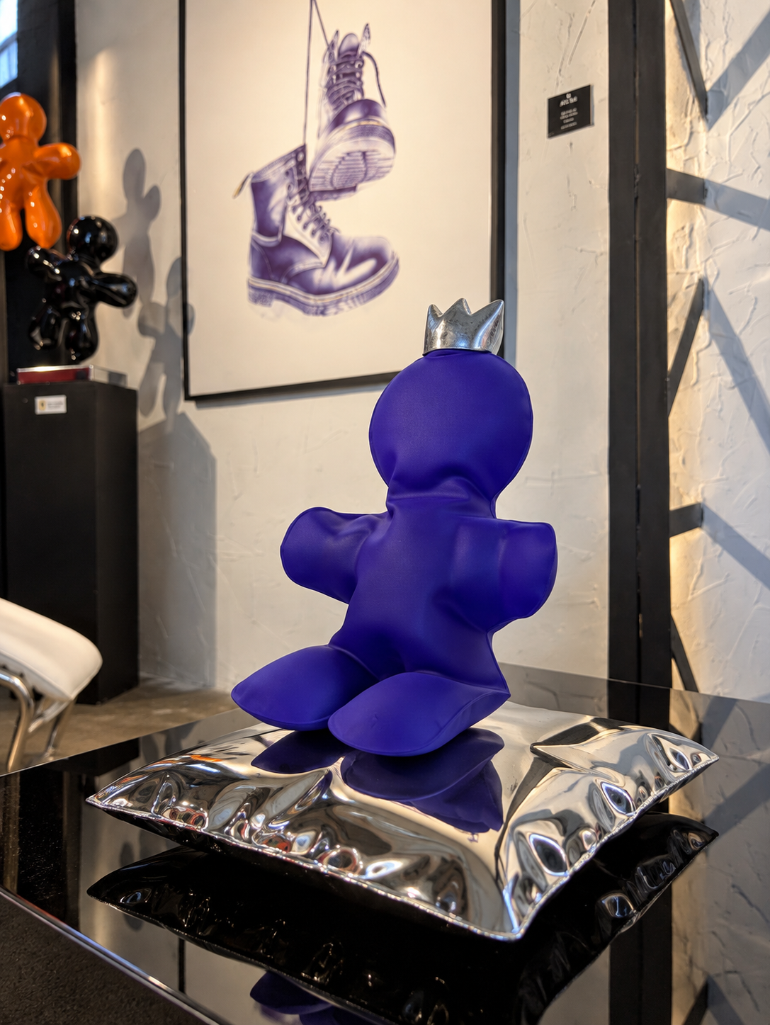 Petit Bonhomme bleu IGBLUE couronné sur coussin poli miroir, Henri Iglésis