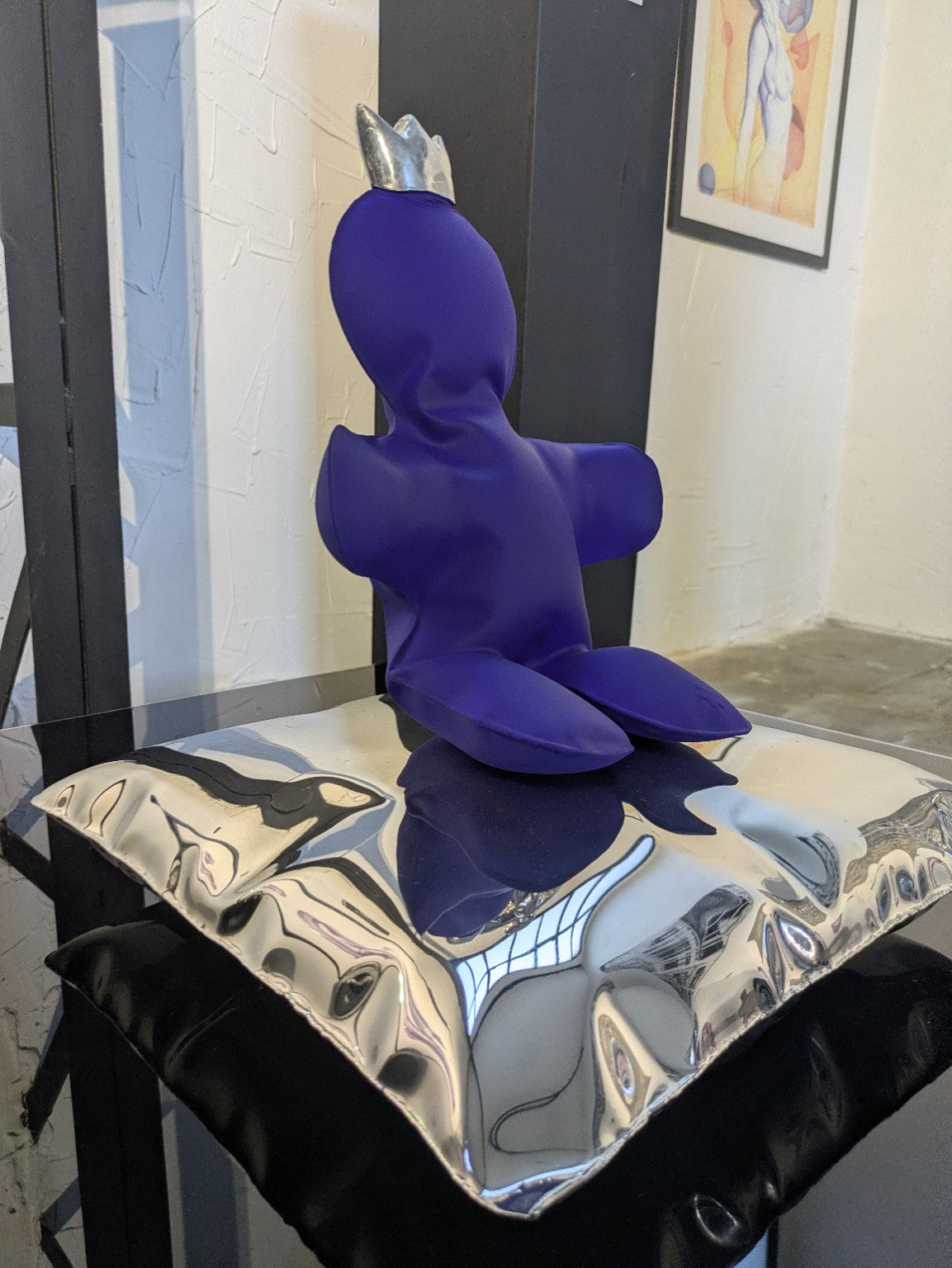 Henri Iglésis — Petit Bonhomme F1 IGBLUE sur coussin poli miroir, vue trois-quarts