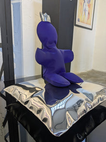 Henri Iglésis — Petit Bonhomme F1 IGBLUE sur coussin poli miroir, vue trois-quarts