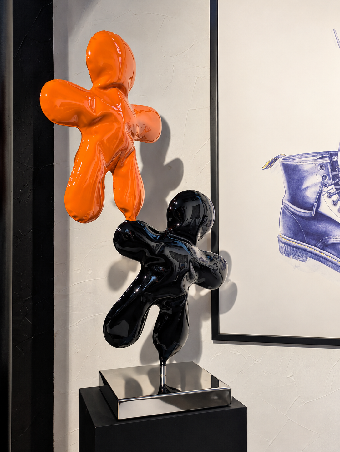 Deux Petits Bonhommes F1 superposés orange et noir, sculpture d’Henri Iglésis