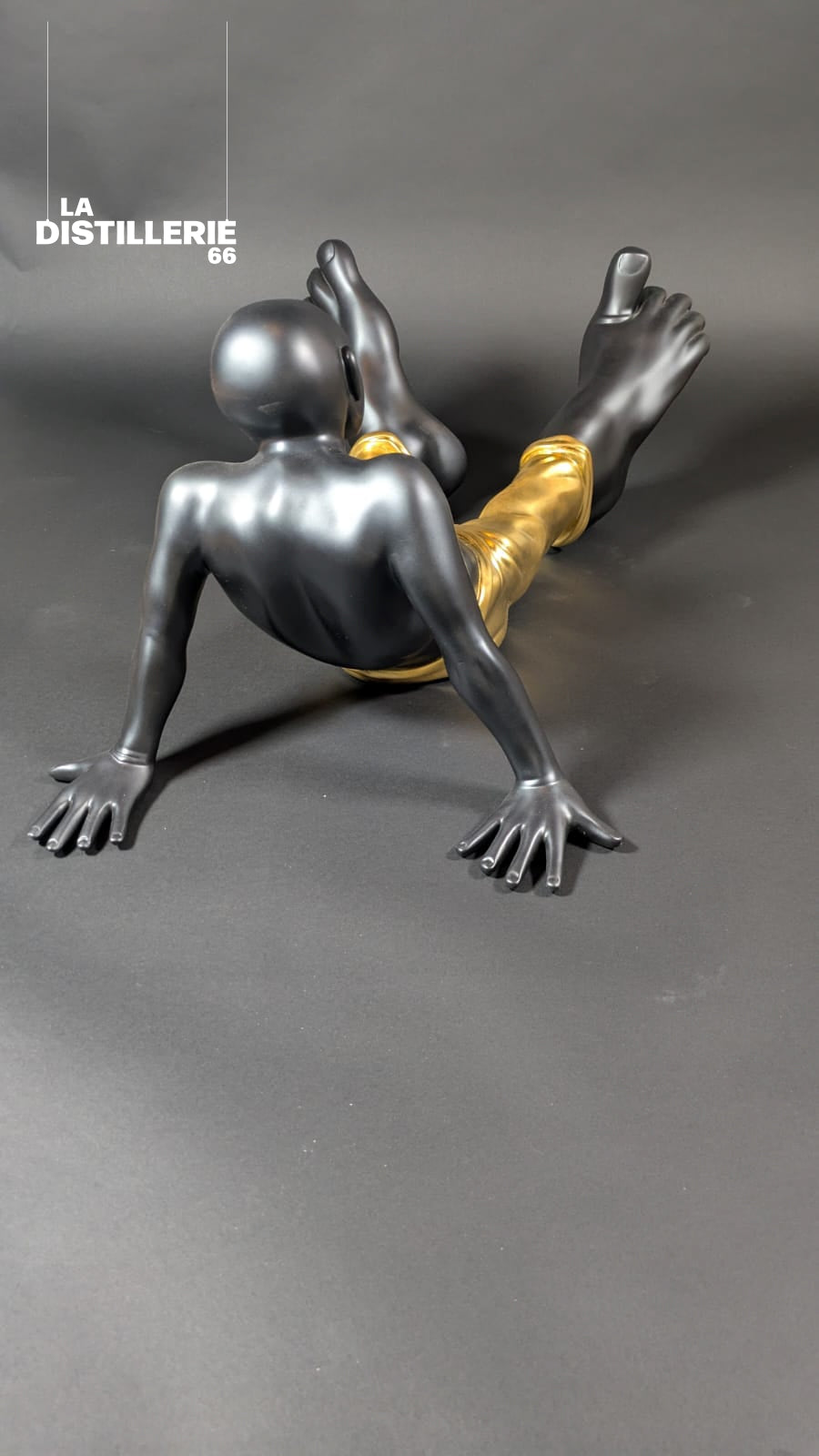 Œuvre Bigfoot par Idan Zareski — sculpture contemporaine et figure aux pieds surdimensionnés
