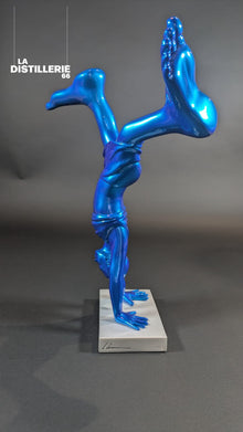 Nena par Idan Zareski — œuvre sculpturale de la série Bigfoot