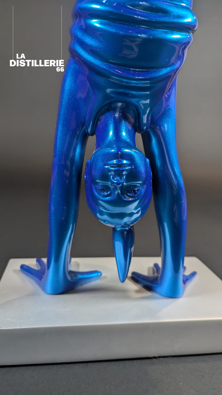 Œuvre Nena par Idan Zareski — sculpture contemporaine en résine, figure en équilibre