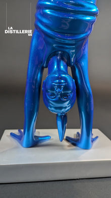 Œuvre Nena par Idan Zareski — sculpture contemporaine en résine, figure en équilibre