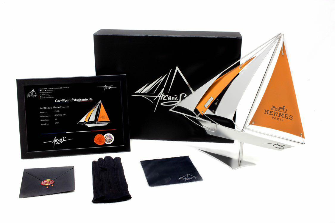 Cronos Hermès 40 d’Arcanis — bateau sculptural en acier poli miroir avec voiles en cuir, édition n°25/99