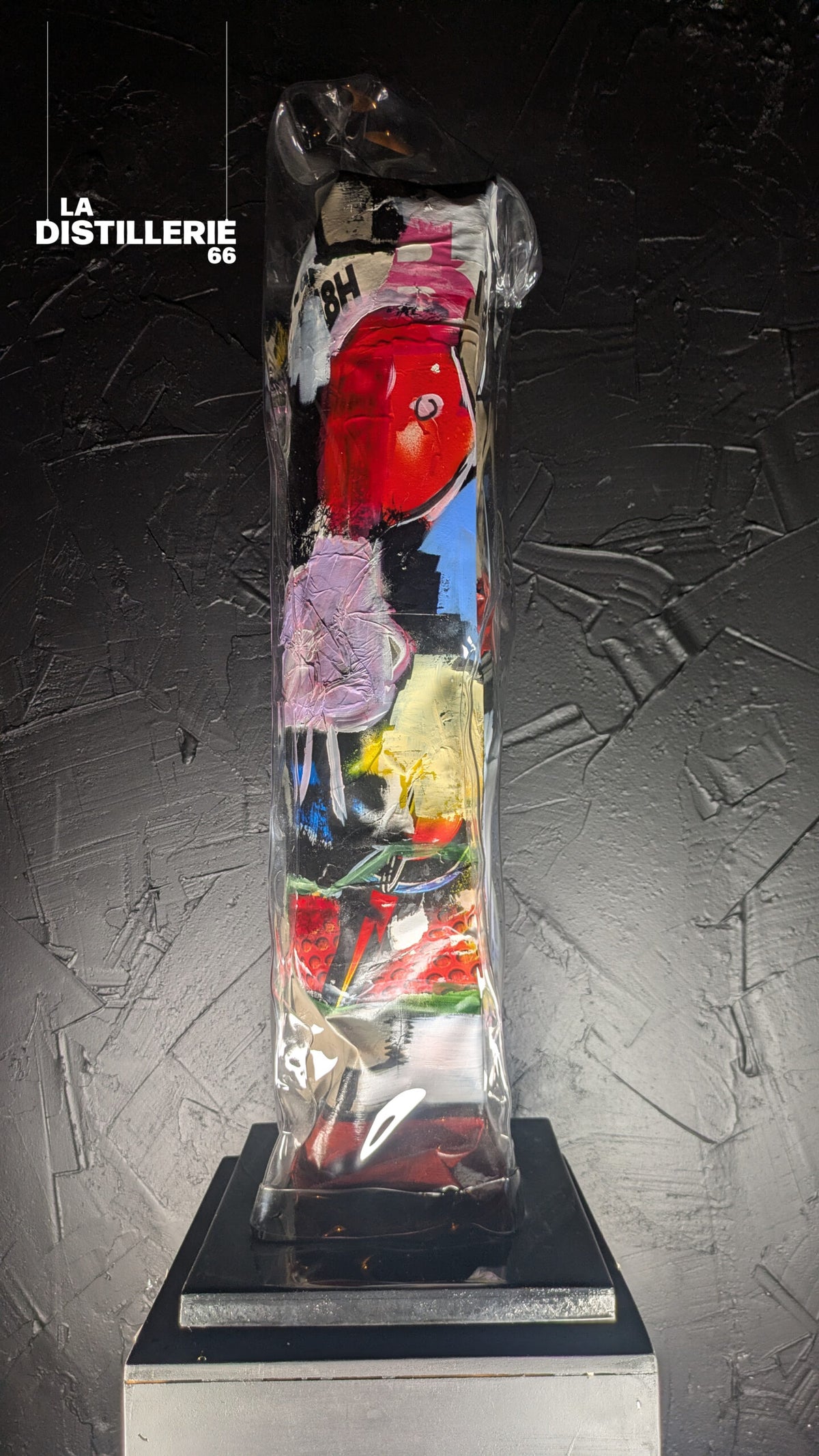 La Timide Et La Rouge par Thierry Clamens — totem sculptural, toile peinte et plexiglas