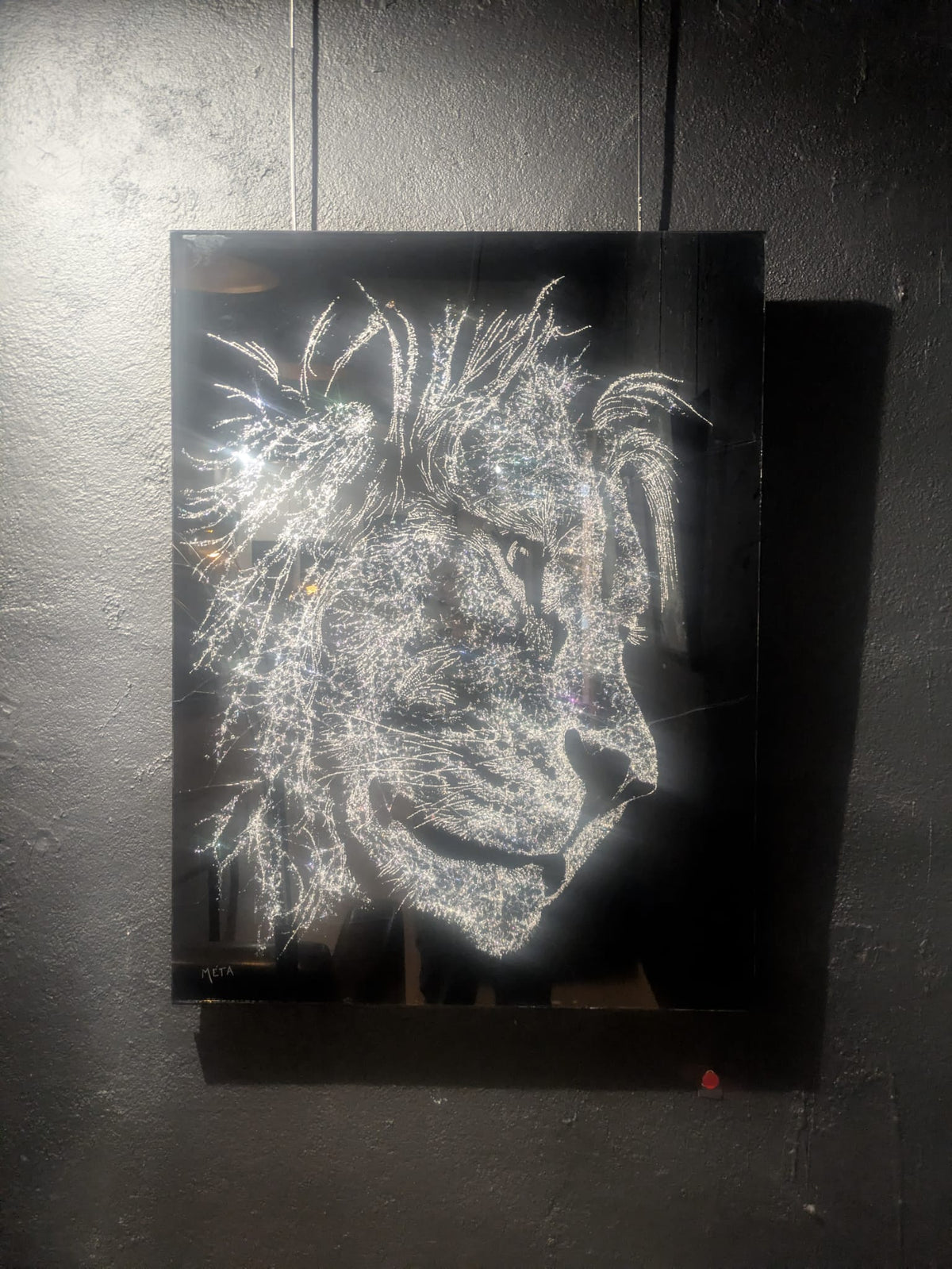 Œuvre Lion par Méta — art contemporain en verre brisé et résine noire