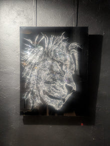 Œuvre Lion par Méta — art contemporain en verre brisé et résine noire