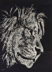 Lion — œuvre originale de l’artiste Méta en verre brisé sur fond de résine noire