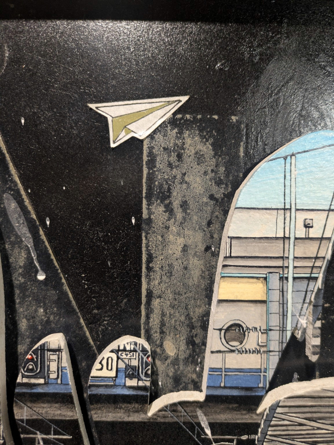 Détail de Non Franchissable 2 : avion en papier et patine noire usée du panneau SNCF