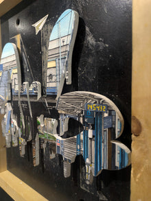 Vue de trois quarts de Non Franchissable 2, relief du graffiti et architecture ferroviaire de Calais