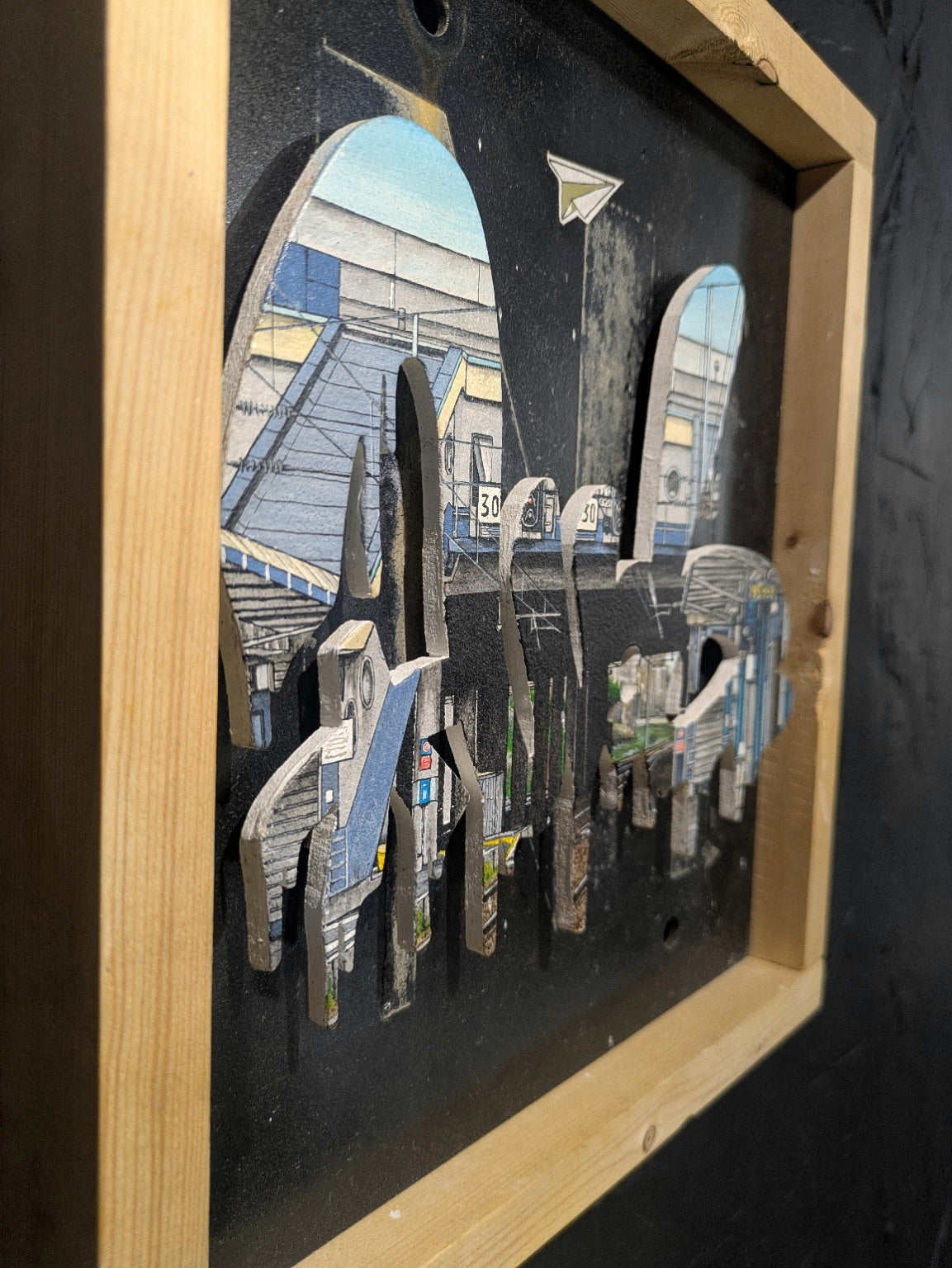 Vue latérale de l'œuvre Non Franchissable 2, découpe en relief et panneau ancien