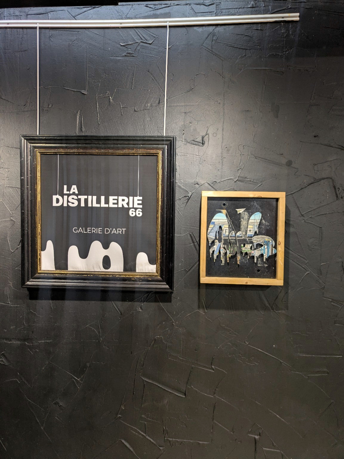 Non Franchissable 2 exposée à La Distillerie 66, vue d'ensemble sur mur noir