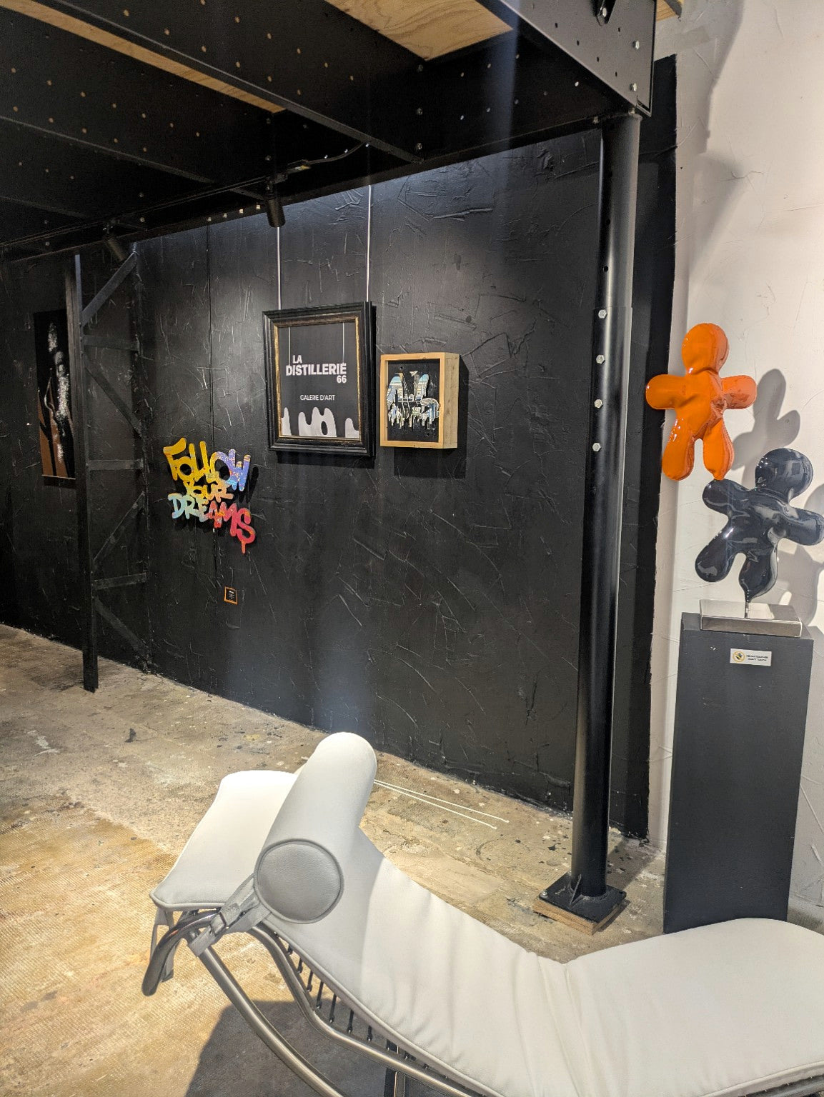 Vue de l'accrochage de Non Franchissable 2 dans la galerie La Distillerie 66
