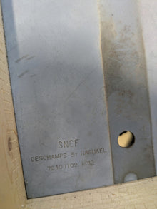 Verso du panneau SNCF récupéré, inscription Deschamps Saint-Raphaël et marquage d'origine