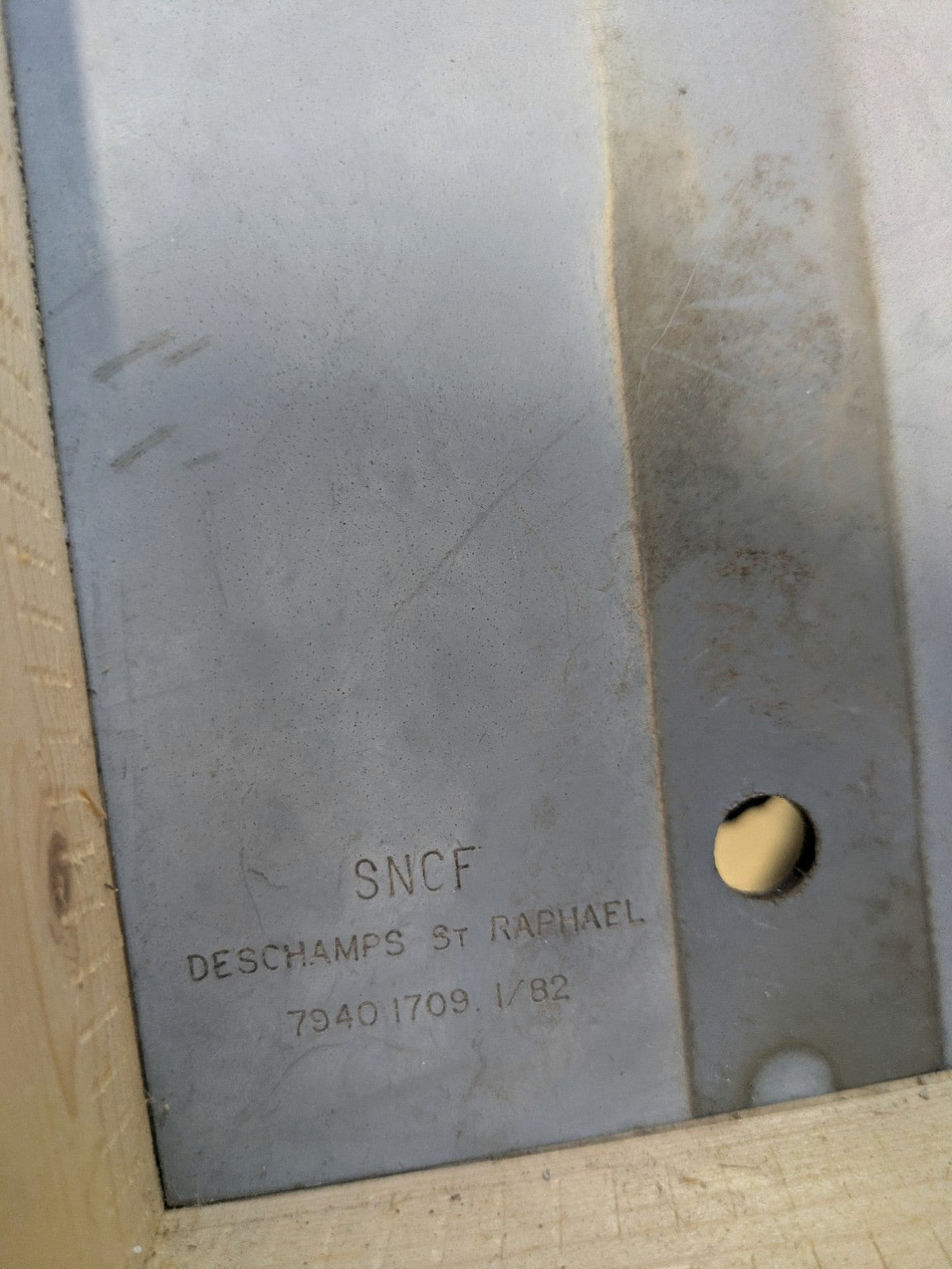 Verso du panneau SNCF récupéré, inscription Deschamps Saint-Raphaël et marquage d'origine