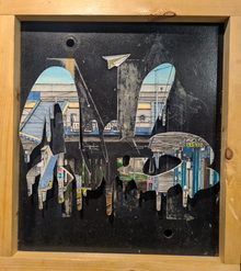 Non Franchissable 2 de Ludo Lassalle, vue de face du graffiti en relief sur panneau SNCF patiné, gare de Calais