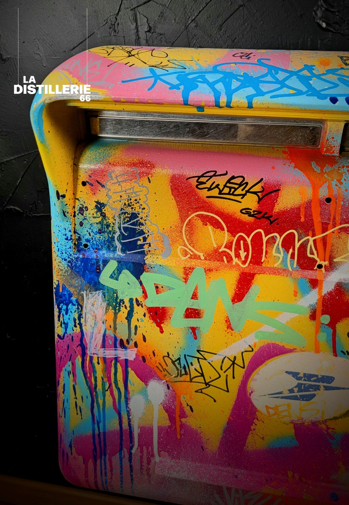 Mail Box — œuvre originale de Faki et One Siker au spray et à l’acrylique sur boîte aux lettres