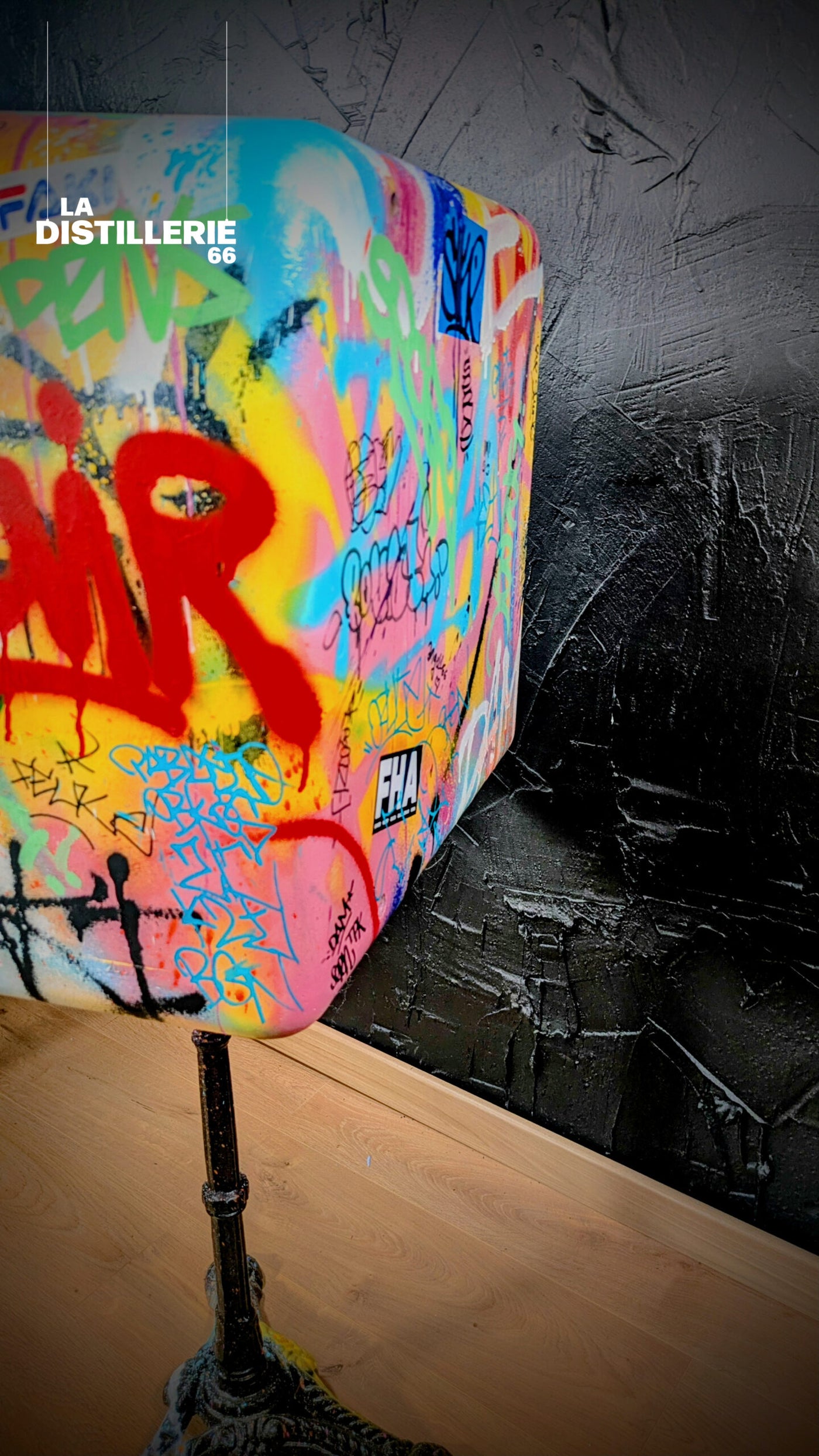 Mail Box par Faki et One Siker — street art contemporain sur boite aux lettre  + pied