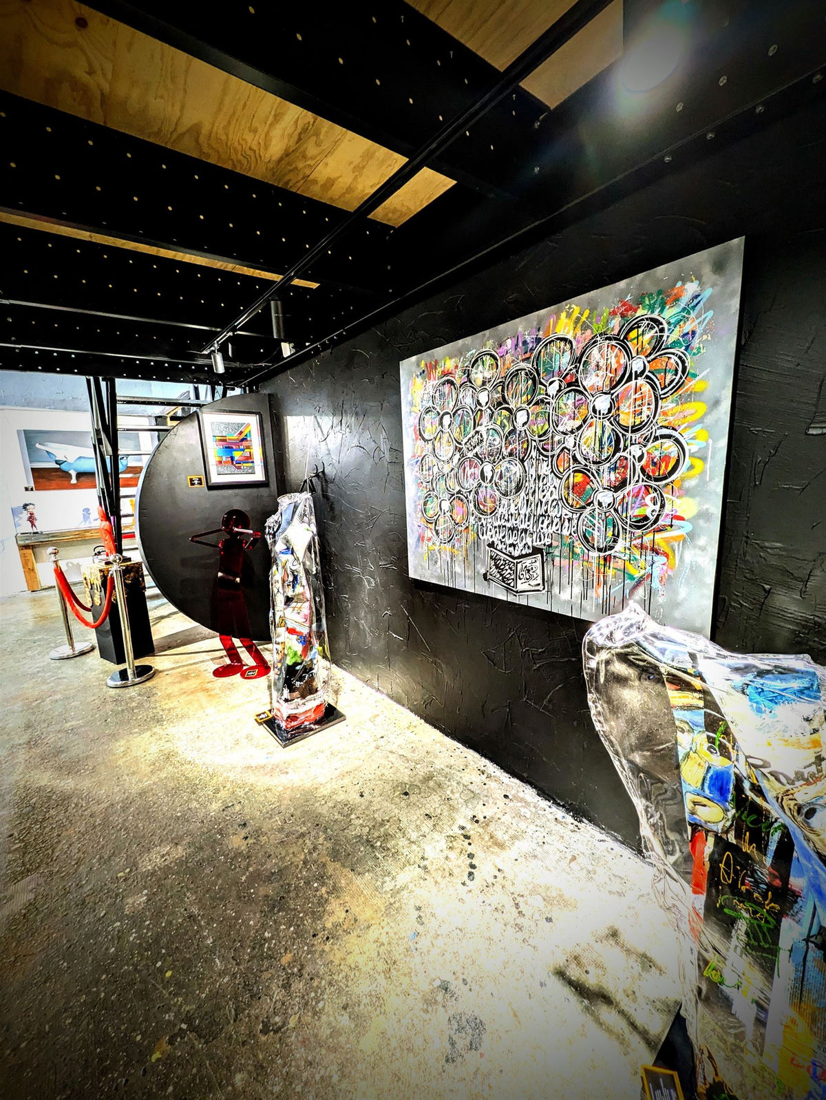 Œuvre Sub par Mr Yerro — spray, acrylique et motifs floraux graphiques