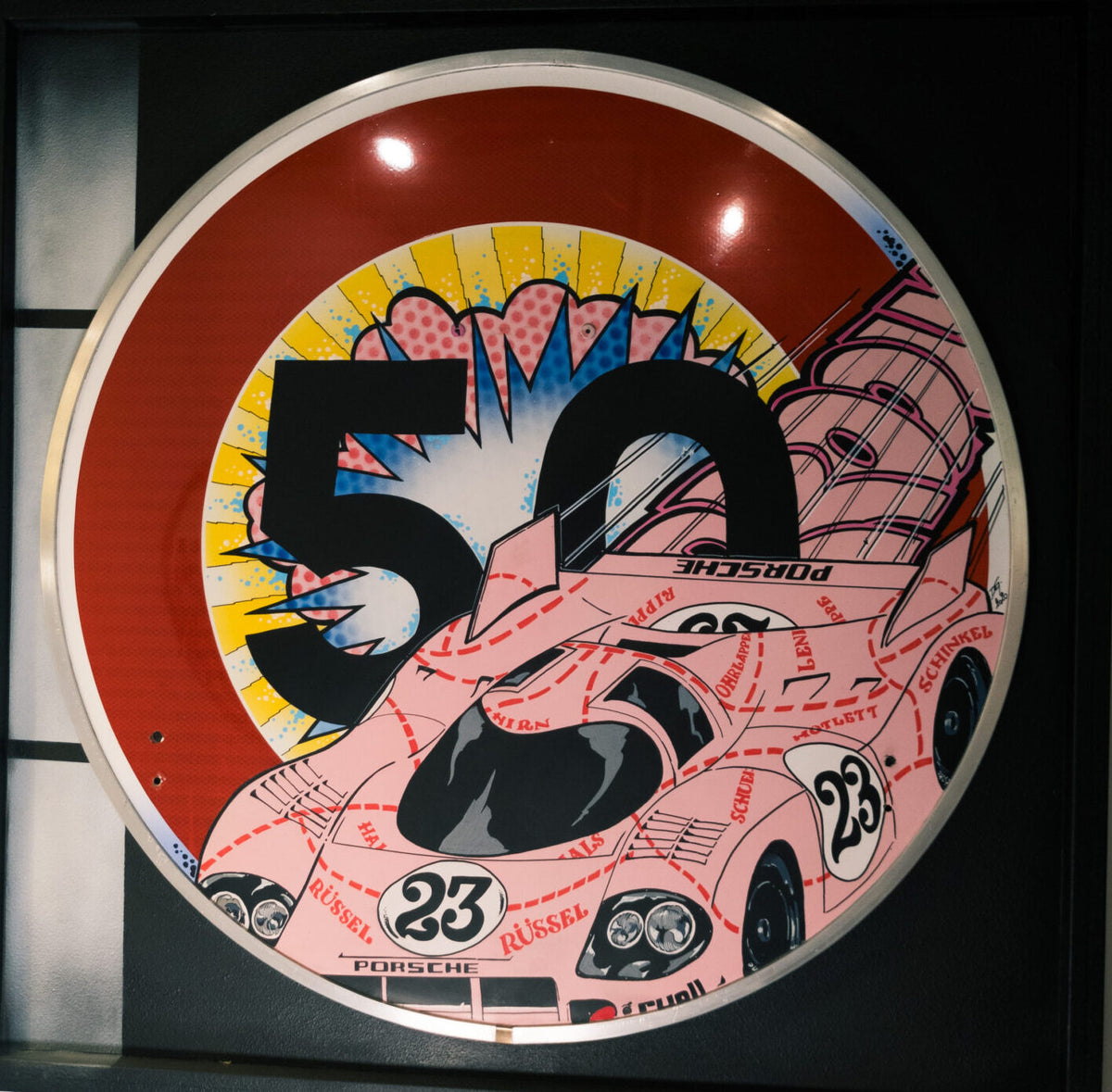 Porsherie — œuvre originale de Daddy Graff sur panneau signalétique, Porsche 917/20 Pink Pig