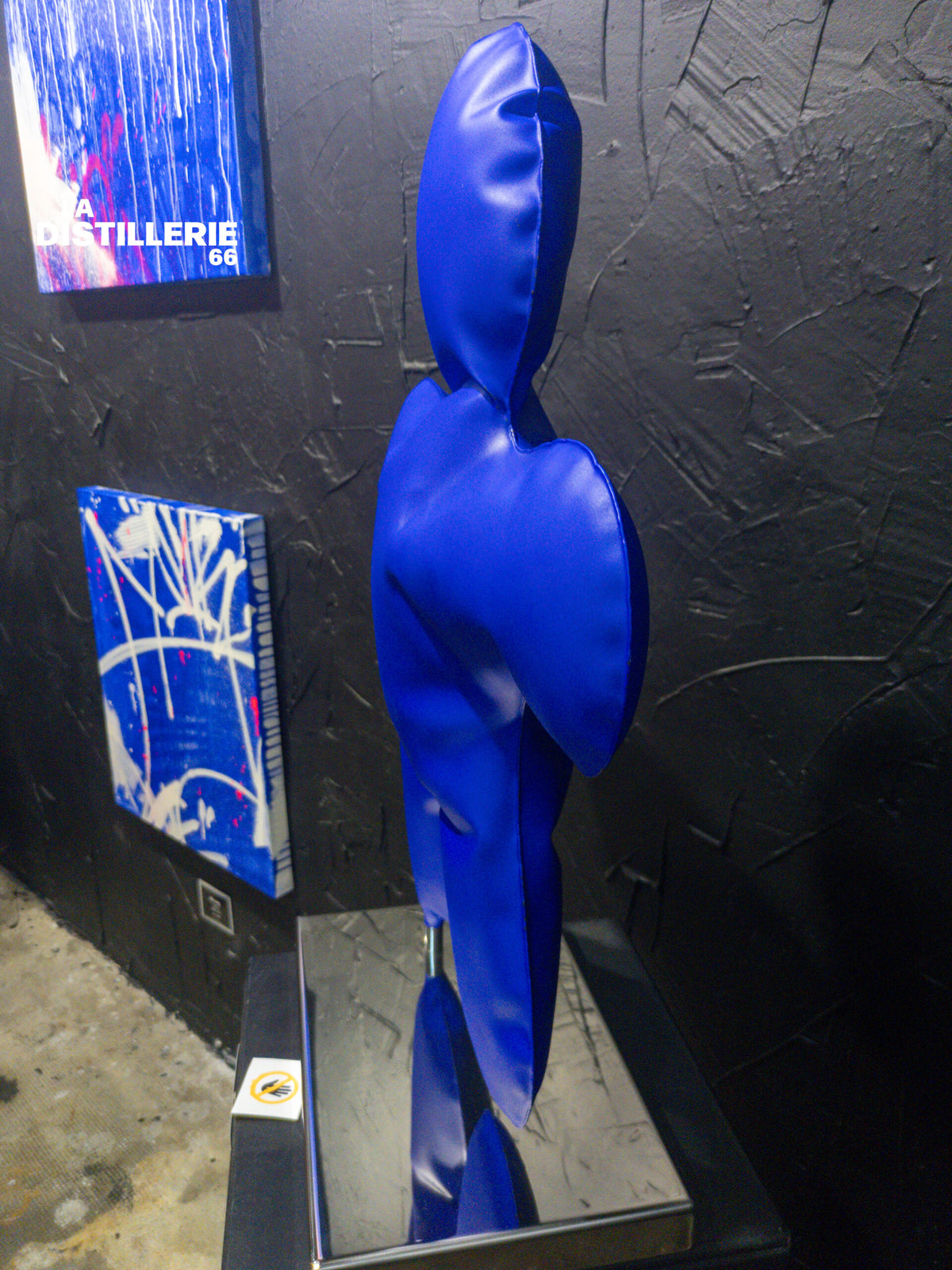 Petit Bonhomme bleu 73 cm de Henri Iglesis — sculpture contemporaine en acier soufflé sur socle inox