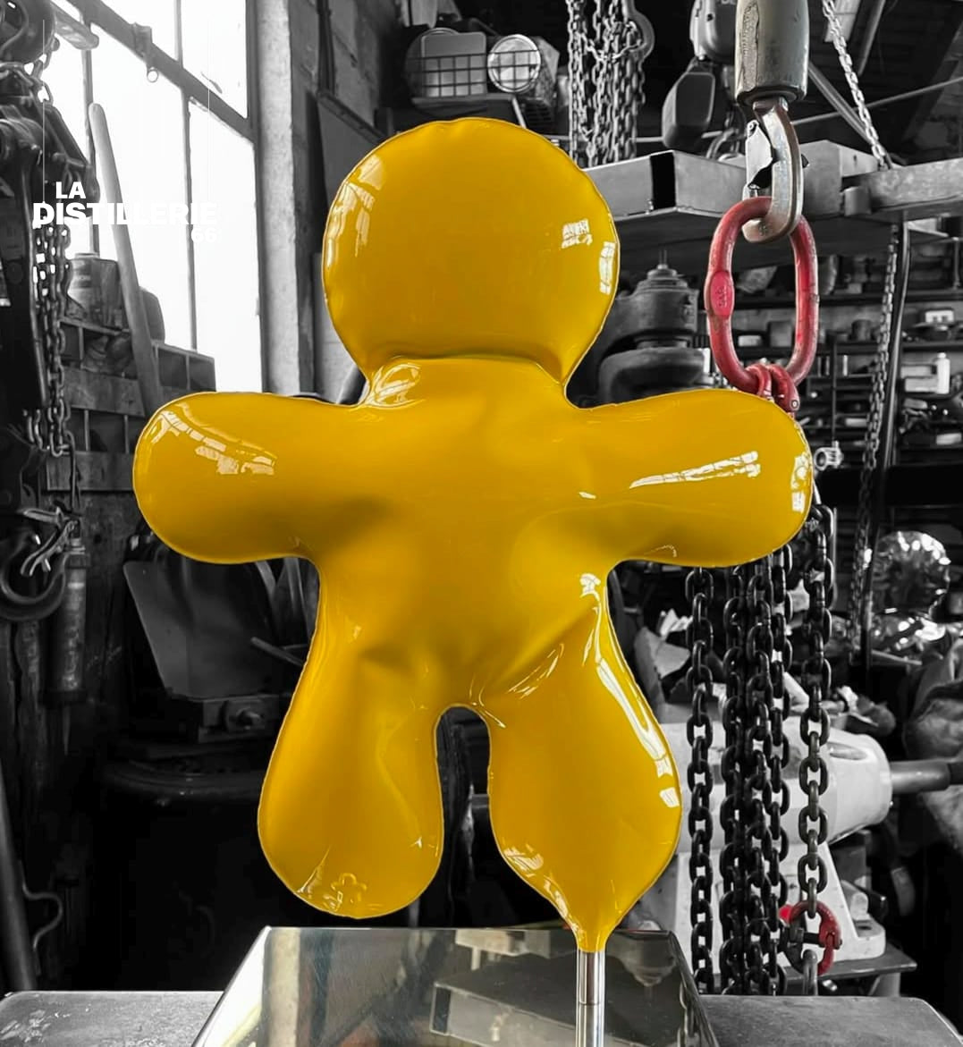 Œuvre Petit Bonhomme jaune par Henri Iglesis — métal soudé et acier soufflé laqué