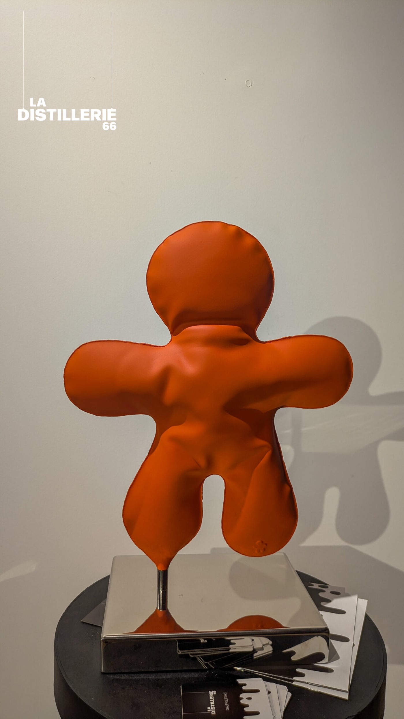 Petit Bonhomme orange mate — sculpture originale de l’artiste Henri Iglesis en acier soufflé laqué