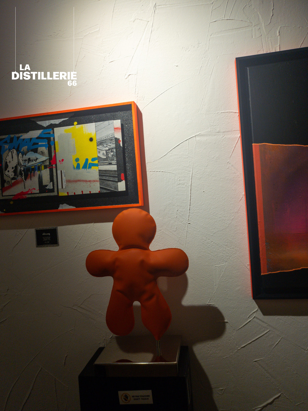 Œuvre Petit Bonhomme orange mate par Henri Iglesis — métal soudé et acier soufflé laqué