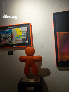 Œuvre Petit Bonhomme orange mate par Henri Iglesis — métal soudé et acier soufflé laqué