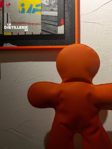 Petit Bonhomme orange mate — création de Henri Iglesis, sculpture en métal soufflé