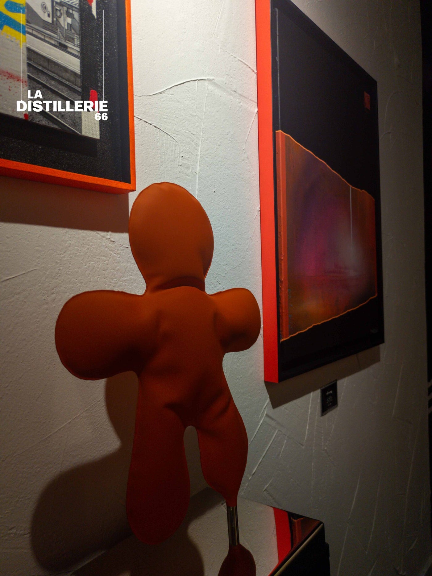 Sculpture Petit Bonhomme orange mate de l’artiste Henri Iglesis — acier soufflé et soudure