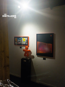 Petit Bonhomme orange mate — sculpture de Henri Iglesis en métal soufflé sur socle inox poli