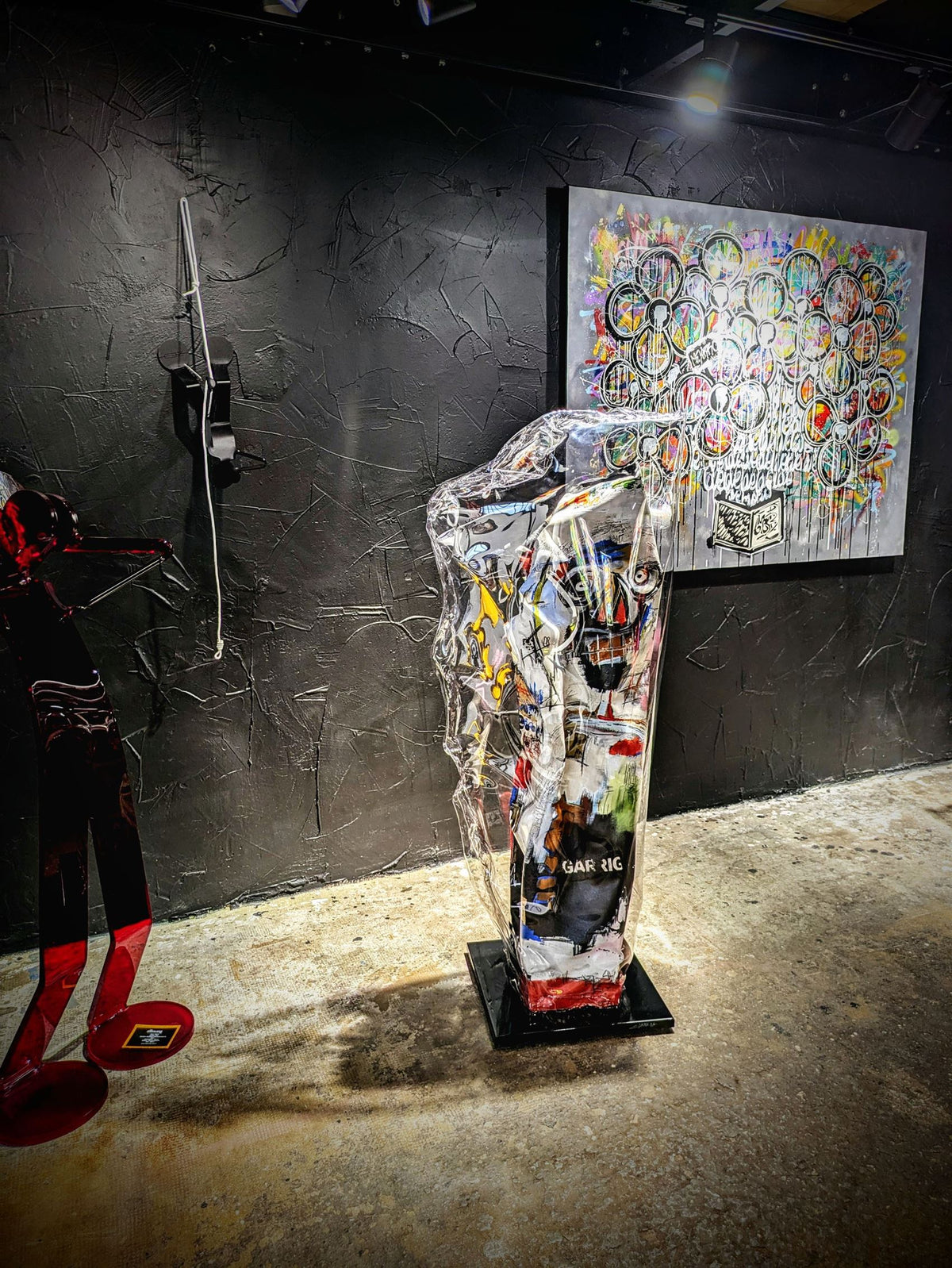Réflexion — sculpture totem originale de Thierry Clamens en bois entoilé et plexiglas, art contemporain