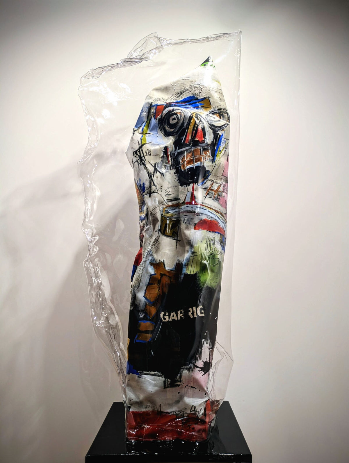 Réflexion par Thierry Clamens — totem sculptural, toile peinte et plexiglas
