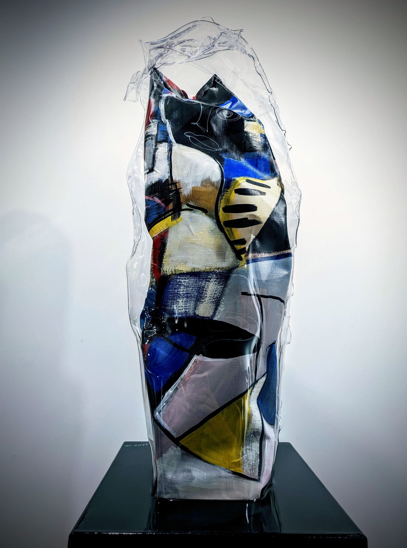 Double Face — création de Thierry Clamens, sculpture en bois entoilé protégée par plexiglas