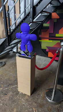 Petit Bonhomme bleu de Henri Iglesis — sculpture contemporaine en acier soufflé sur socle inox