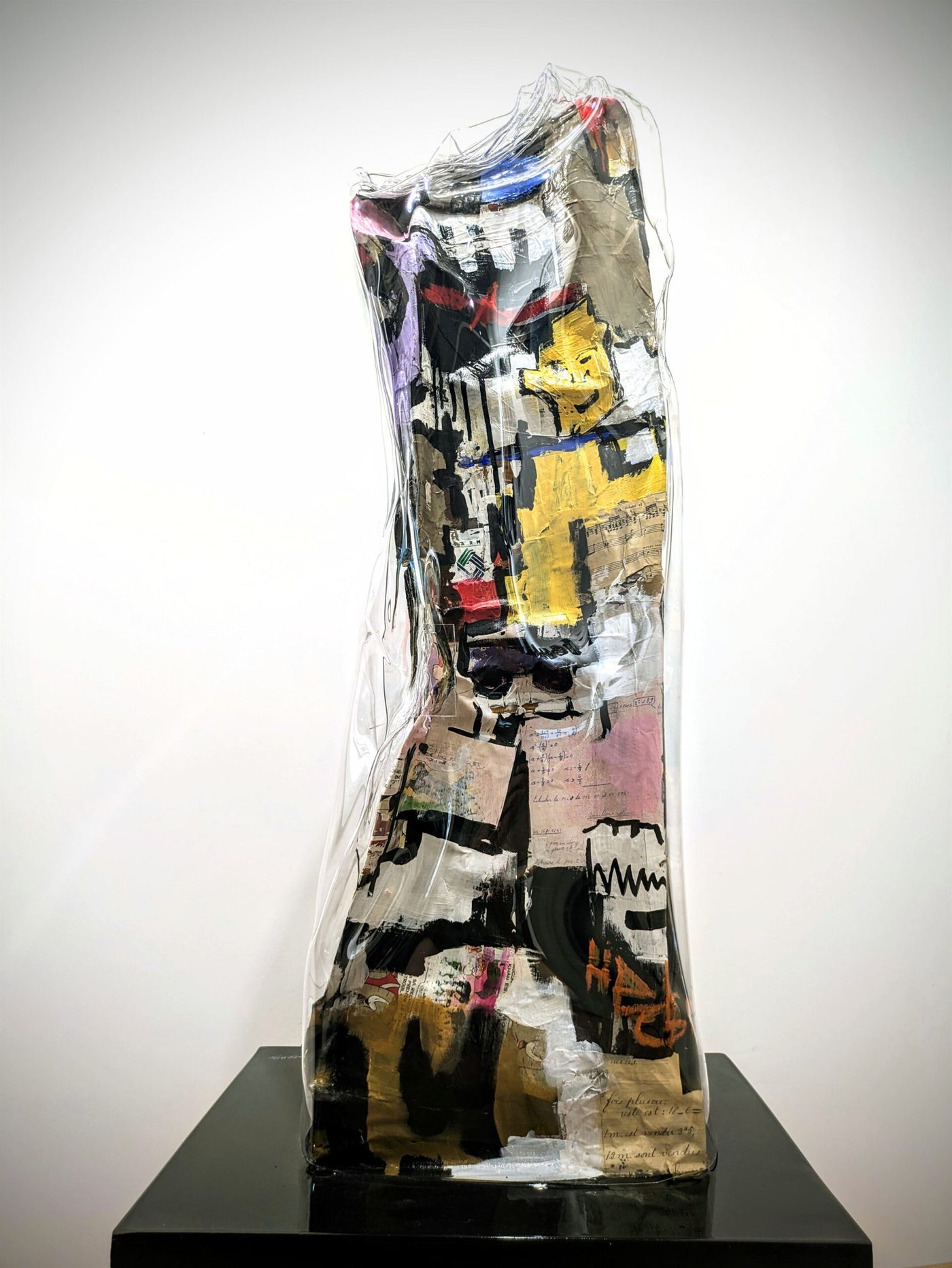 Quatre Notes De Musique par Thierry Clamens — totem sculptural, toile peinte et plexiglas