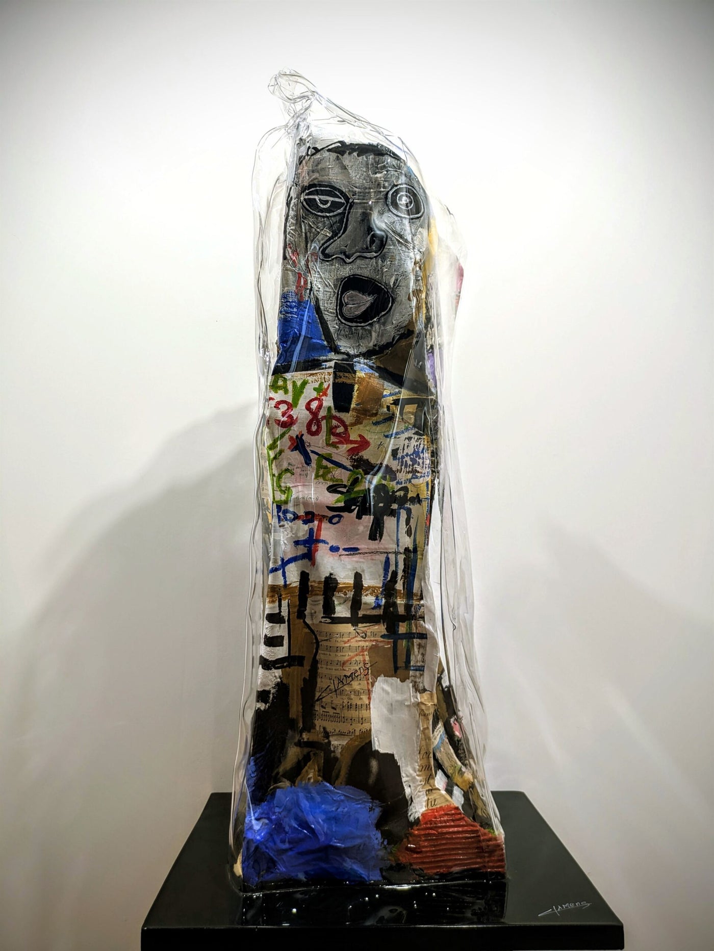 Quatre Notes De Musique de Thierry Clamens — sculpture verticale en toile peinte, bois et plexiglas