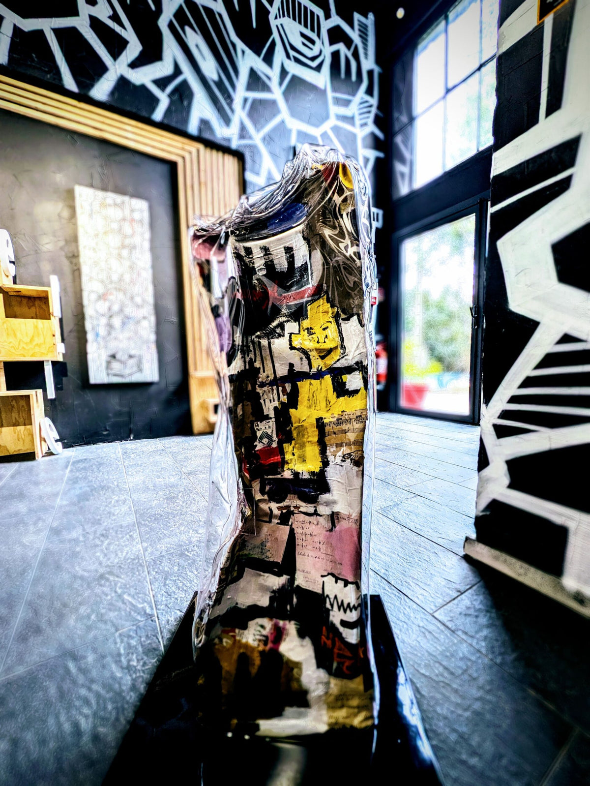 Œuvre Quatre Notes De Musique par Thierry Clamens — totem contemporain entre peinture, sculpture et art brut