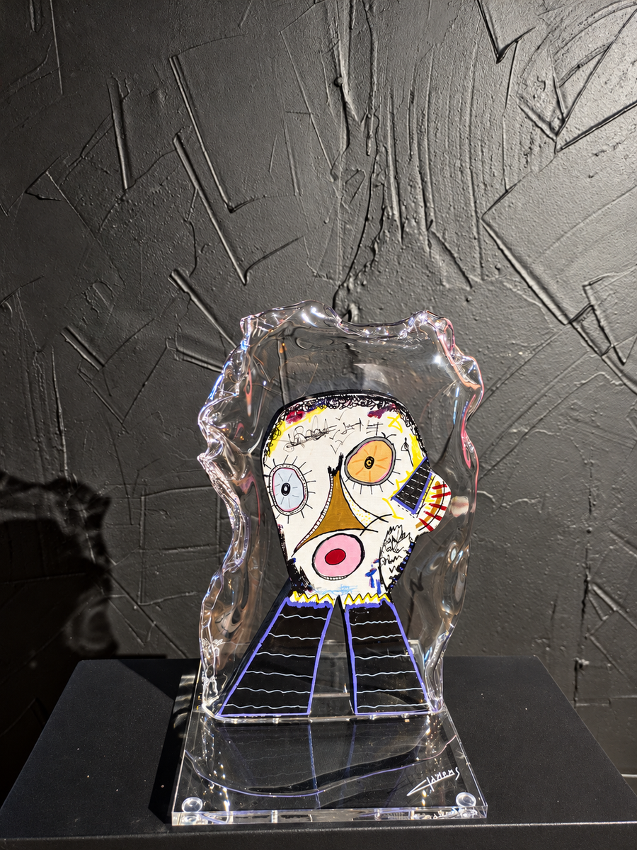 Thierry Clamens, En noir et blanc (2026), sculpture à deux faces sous plexiglas transparent, portrait clair