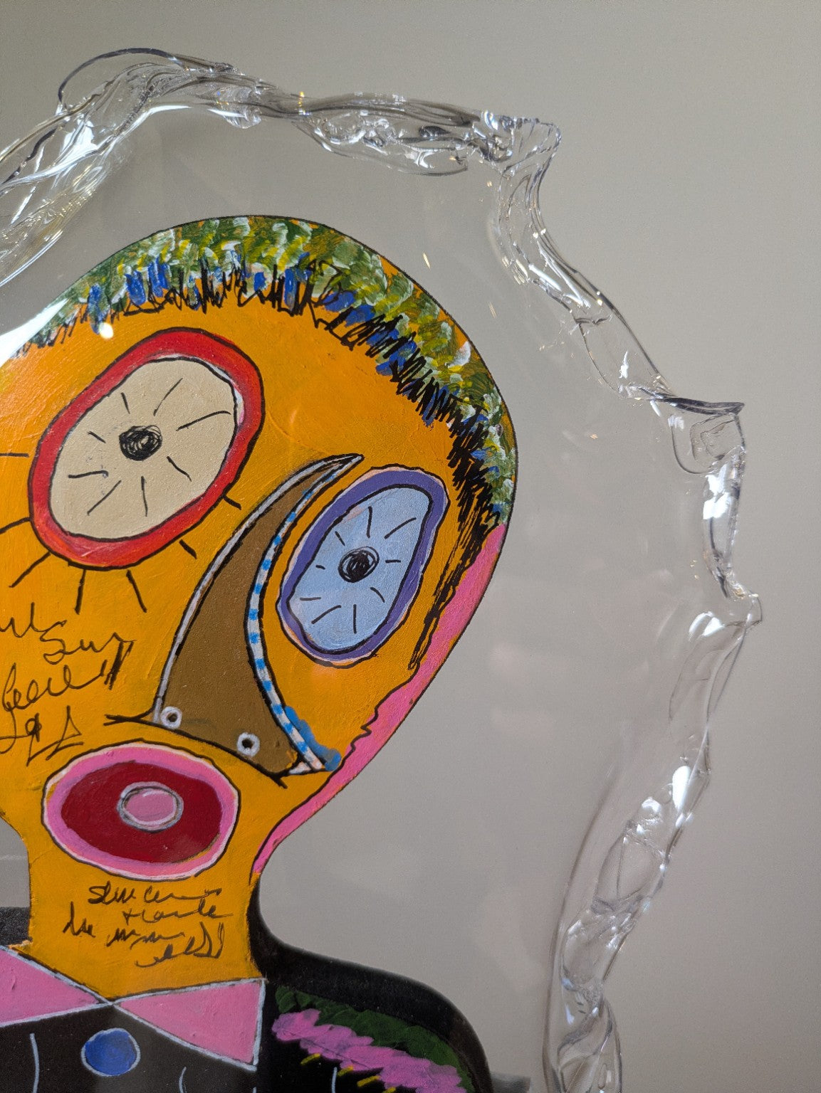 Thierry Clamens, L’écoute (2026), détail du visage et du matériau transparent