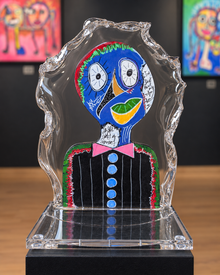Thierry Clamens, L’Écoute (2026), sculpture aux deux visages peints sous plexiglas, portrait bleu de face