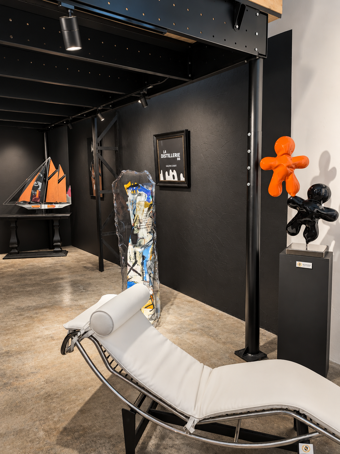 Thierry Clamens, Les mystères de l’Ouest, vue d’ensemble de l’exposition et chaise longue