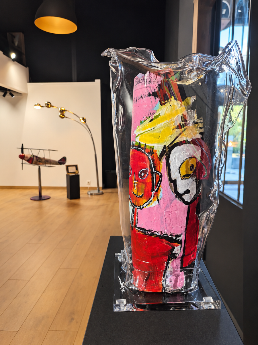 Thierry Clamens, Les Potos (2026), sculpture à deux visages peints sous plexiglas transparent, vue d’ensemble