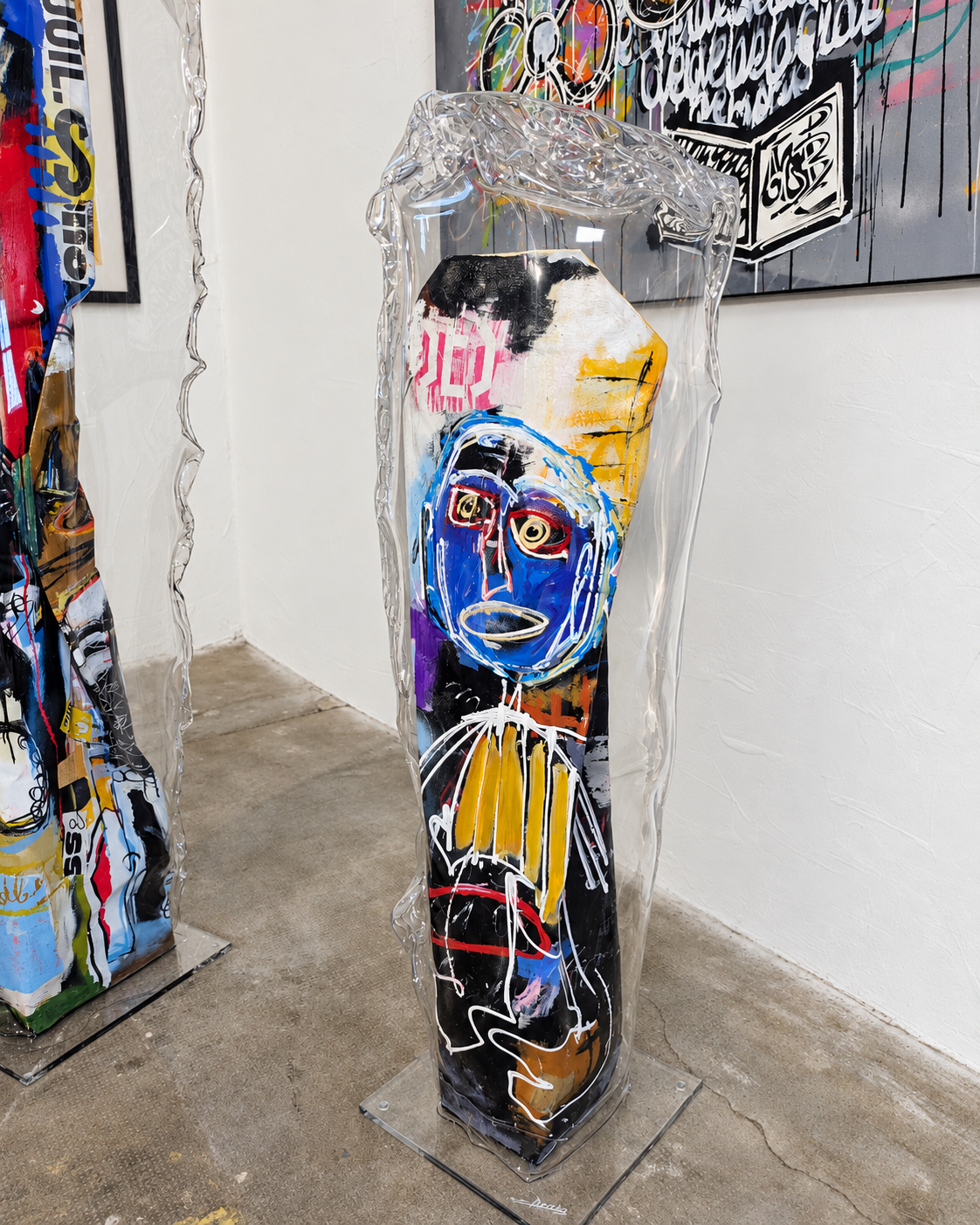 Thierry Clamens, Un pas de côté 2 (2025), totem peint sous plexiglas thermoformé, vue de face