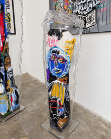 Thierry Clamens, Un pas de côté 2 (2025), totem peint sous plexiglas thermoformé, vue de face