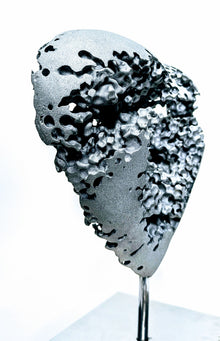 Amour de Tiguéné — sculpture en aluminium brut représentant un cœur marqué d’éclats