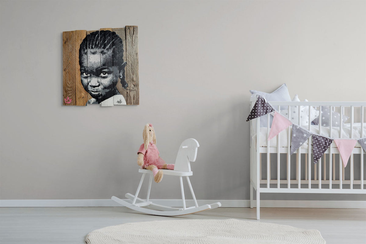 Power de Mendo — portrait d’enfant en noir et blanc sur bois, street art contemporain